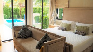 A bedroom with a large bed, a sofa, and a view of a swimming pool. - Estella Pool Villas Pattaya (Sattahip)