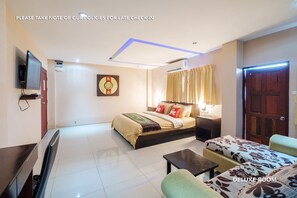 デラックス ダブルルーム | セーフティボックス (室内)、デスク、WiFi (無料)