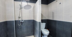 Deluxe-dobbeltværelse | Badeværelse | Bruser, gratis toiletartikler, håndklæder