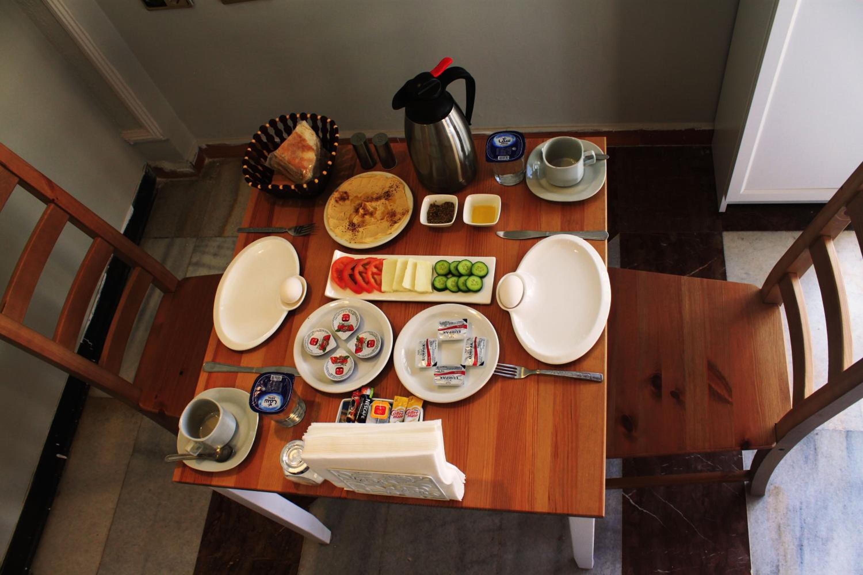 breakfast, lunch and dinner served