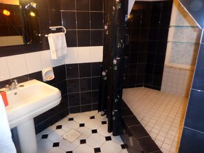 Doppelzimmer | Badezimmer | Dusche, kostenlose Toilettenartikel, Haartrockner, Bidet