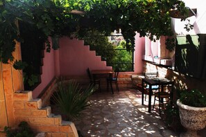 Melayani sarapan, makan siang, dan makan malam