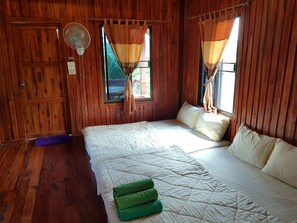 Family Bungalow for 10 | 2 bedrooms, free WiFi, bed sheets