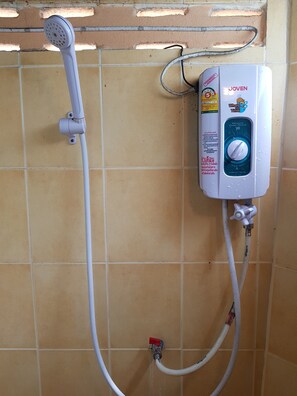 Bathroom shower - Baan Phanawan Resort (Khao Kho)