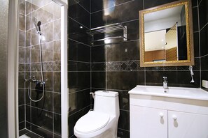 Shower, free toiletries, hair dryer, slippers - Taipei AP H Imperial (Taipei)