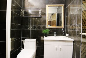 Shower, free toiletries, hair dryer, slippers - Taipei AP H Imperial (Taipei)