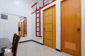 Room - ZEN Rooms Time Travellers Makati (Makati)