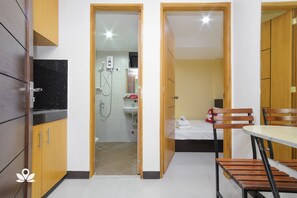 Kamar Double Standar | Meja kerja, Wi-Fi gratis, dan seprai linen
