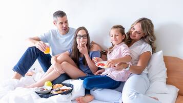Quadruple Room | In-room safe, desk, blackout curtains, free WiFi
