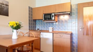 Classic stúdió | Privát teakonyha | Hűtőszekrény, mikrohullámú sütő, főzőlap és elektromos vízforraló