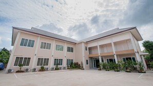 Un bâtiment à deux étages, doté d’un toit plat et d’une entrée centrale.