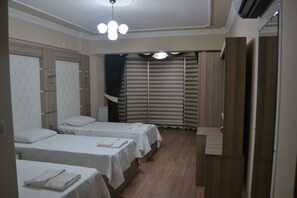 Kamar Triple Standar | Seprai premium, minibar, brankas, dan meja kerja