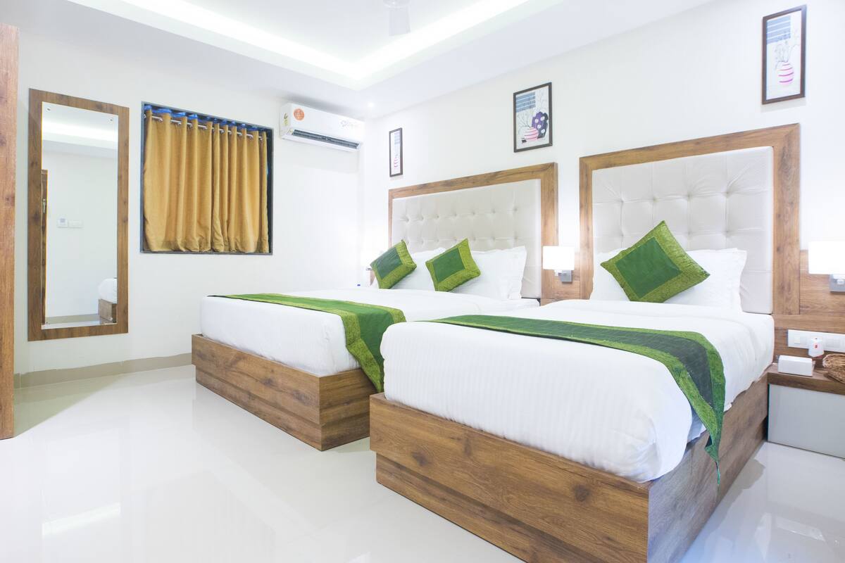 Deluxe Room | In-room safe, desk, free WiFi, bed sheets