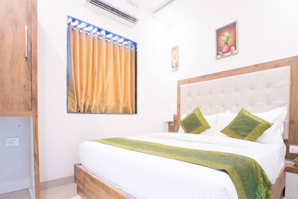 Basic Room | In-room safe, desk, WiFi (free), bed sheets
