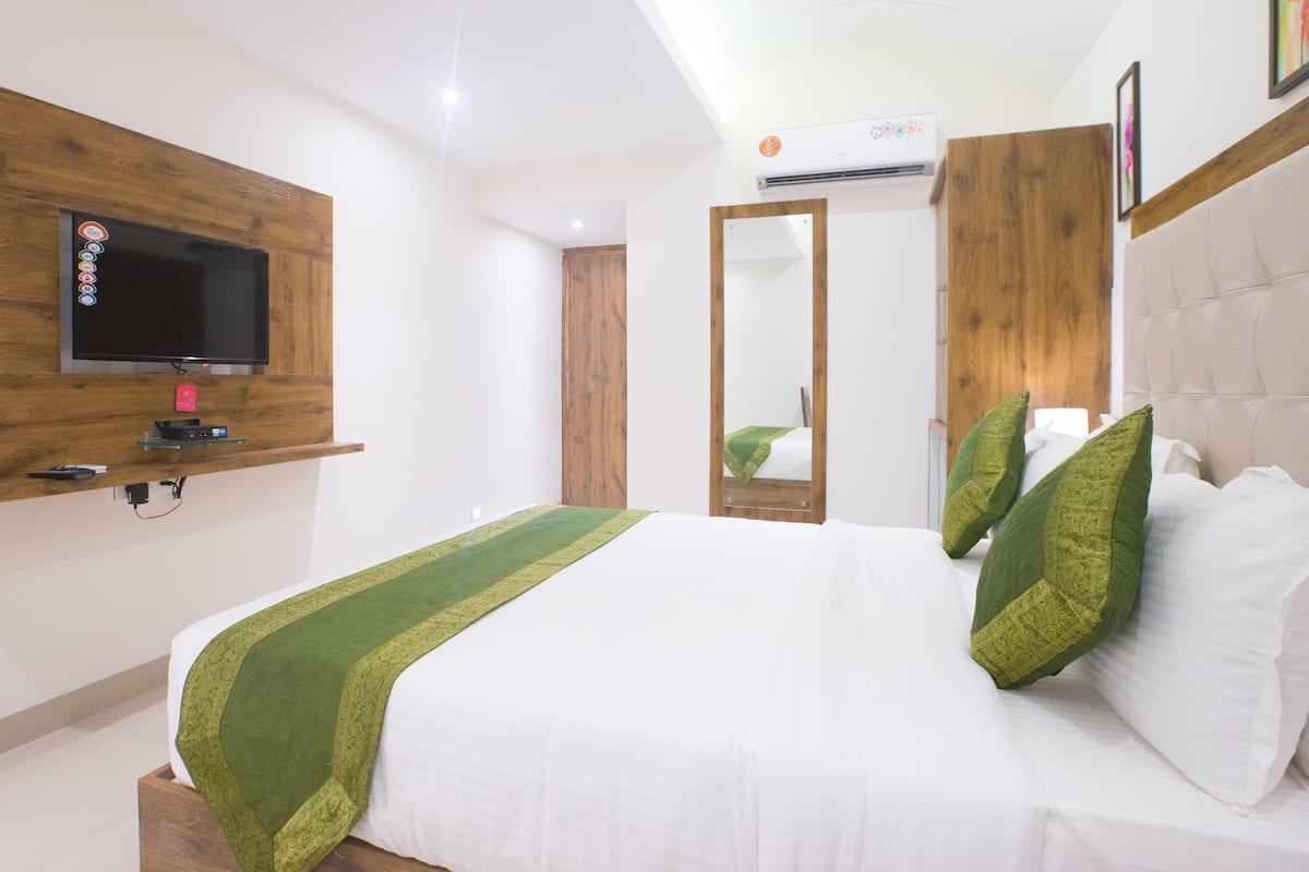 Standard Room | In-room safe, desk, WiFi (free), bed sheets
