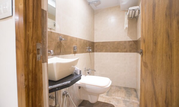Quarto standard | Banheiro | Chuveiro, produtos de toalete grátis, toalhas de banho, sabonete