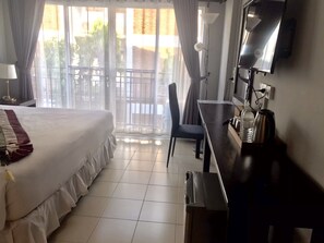 Deluxe tweepersoonskamer | Een kluis op de kamer, verduisterende gordijnen, gratis wifi