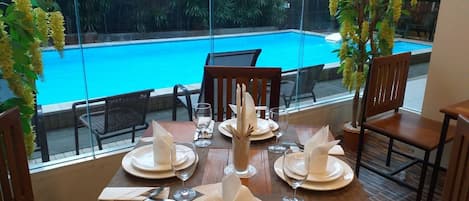 Breakfast, lunch, dinner served; Thai cuisine