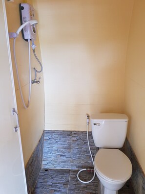 Bungalow for 4 People | Bathroom | Shower, free toiletries, towels - Ban Mae Resort (Khao Kho)