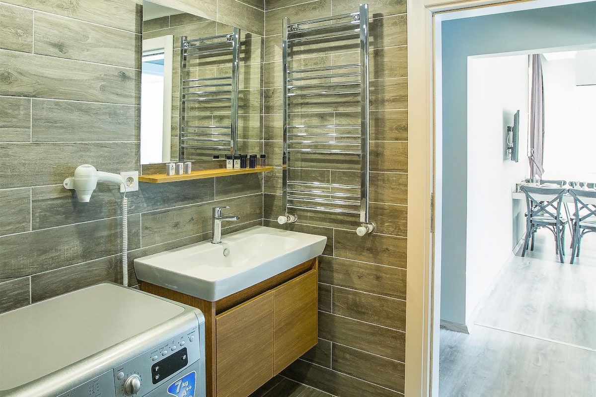 shower, free toiletries, hair dryer, slippers