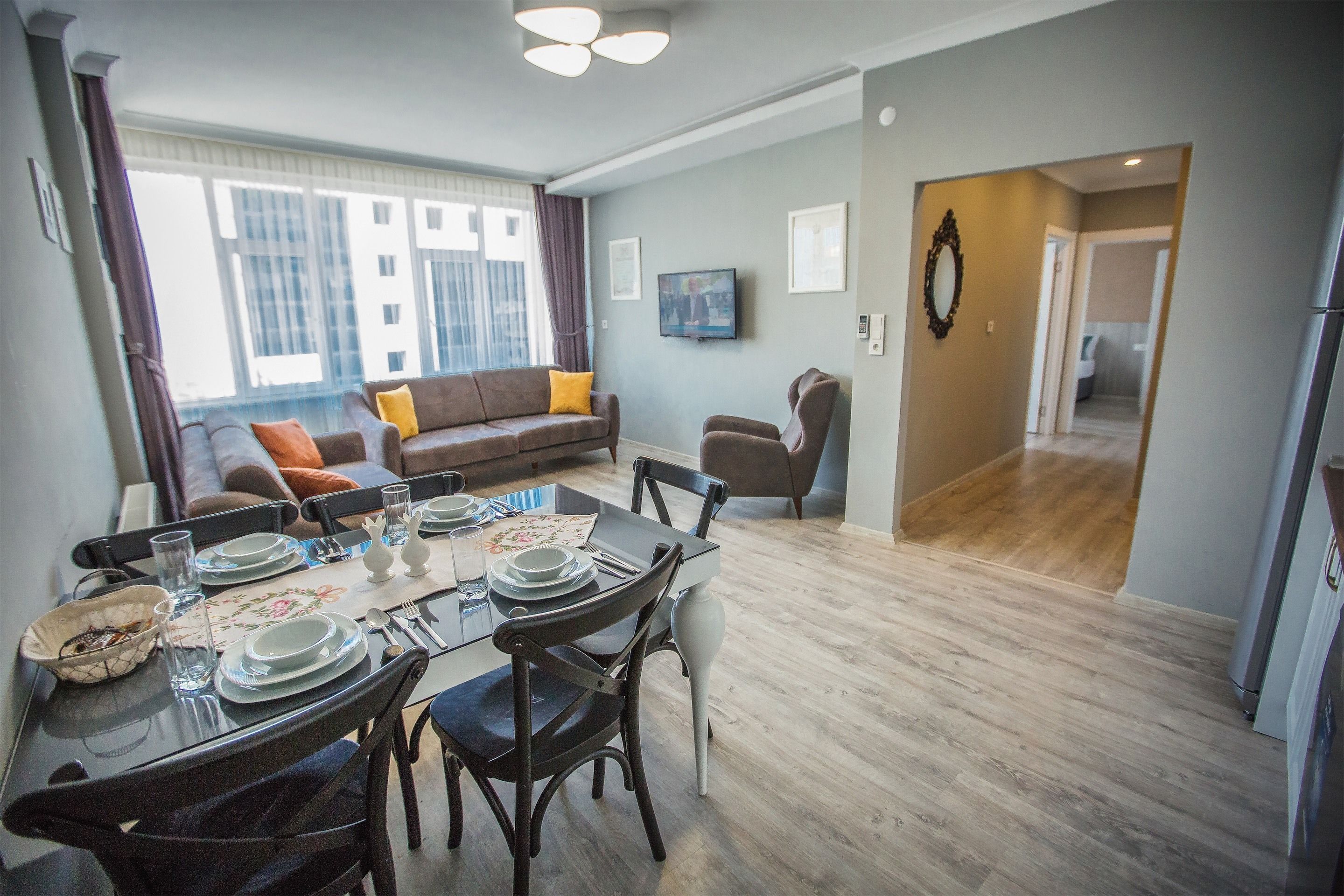 Apartamento, 2 habitaciones | Sala de estar | Una televisión LCD