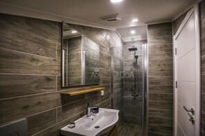 Dusche, kostenlose Toilettenartikel, Haartrockner, Hausschuhe