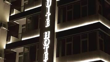Bagian depan properti - sore/malam