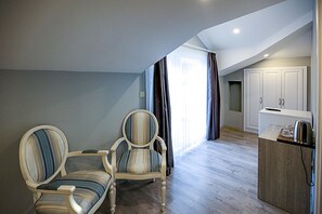 مكتب وتجهيزات عازلة للصوت ومكواة/لوح كي وأسرّة أطفال/رضّع (مجانًا)