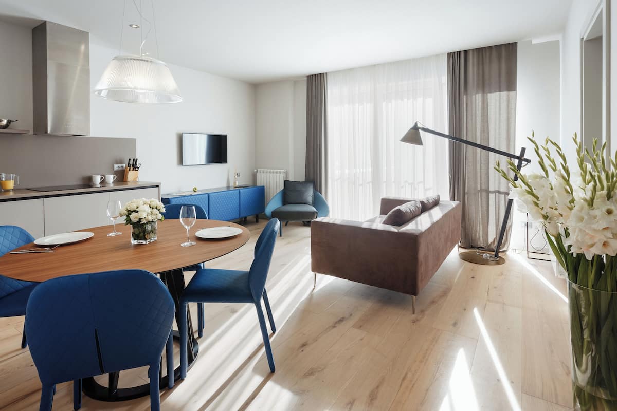 Prestige Suite | Allergiatestatut vuodevaatteet, minibaari, tallelokero huoneessa