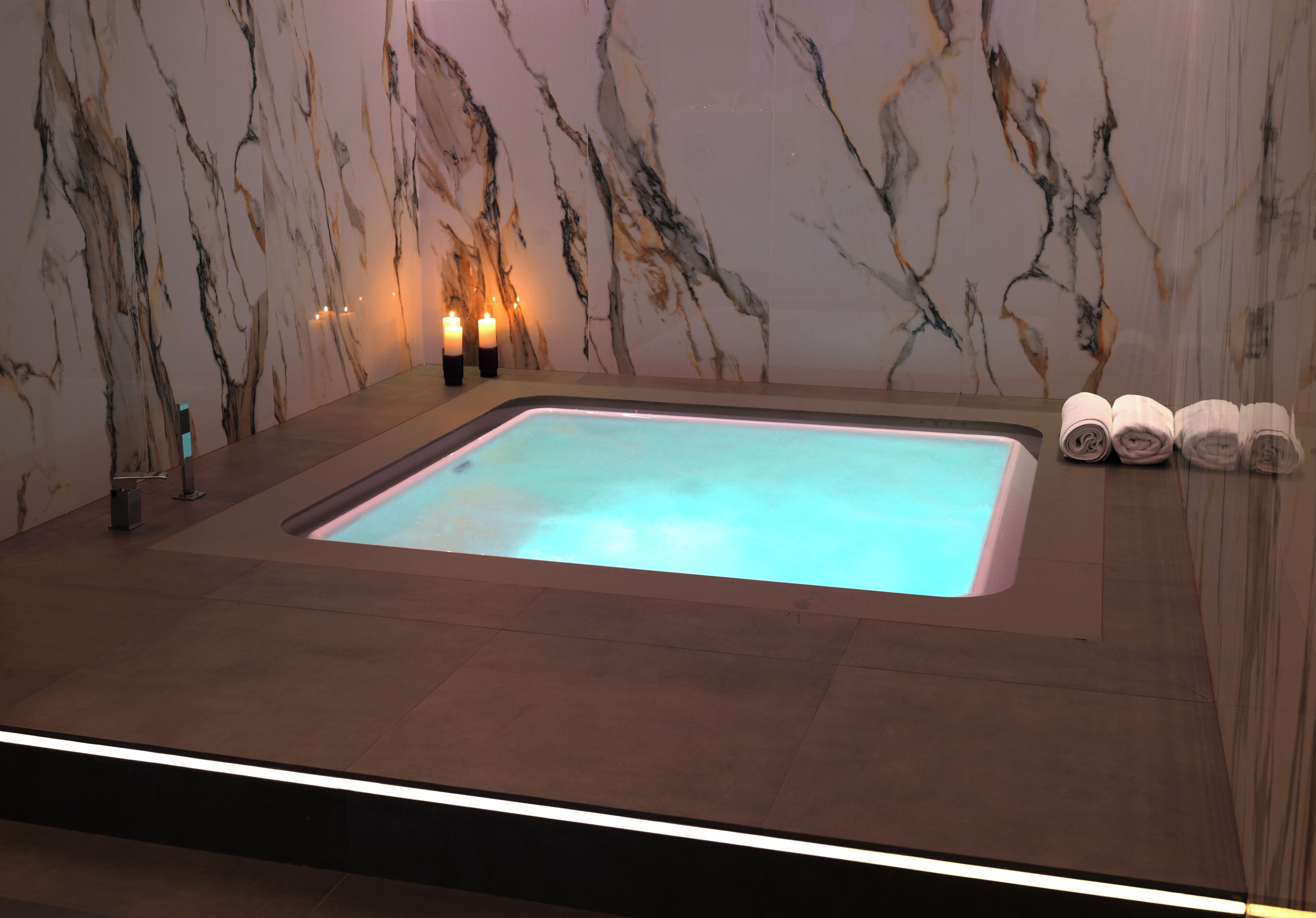 Sauna, tina de hidromasaje, baño de vapor y masajes 