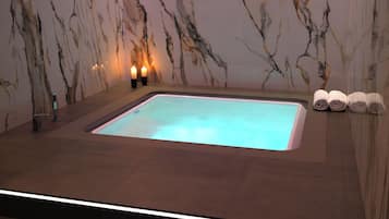 Sauna, tina de hidromasaje, baño de vapor y masajes