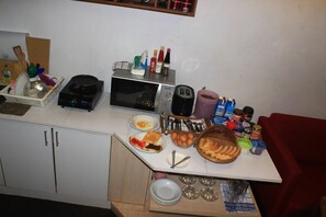 Fridge, microwave - Buton Backpaker Lodge - Hostel (Bandung)