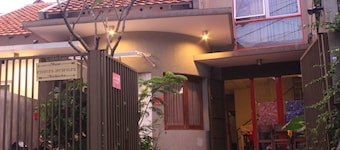 Buton Backpaker Lodge - Hostel