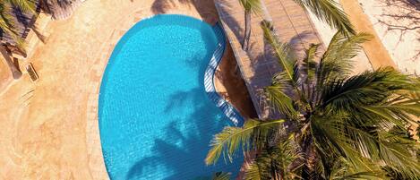 Außenpool, Sonnenschirme, Liegestühle