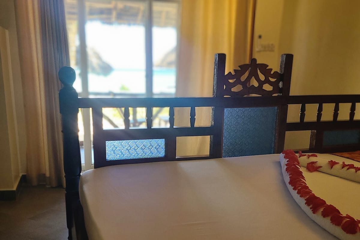 Habitación Deluxe, frente al océano | Caja de seguridad en la habitación, muebles diferentes y escritorio