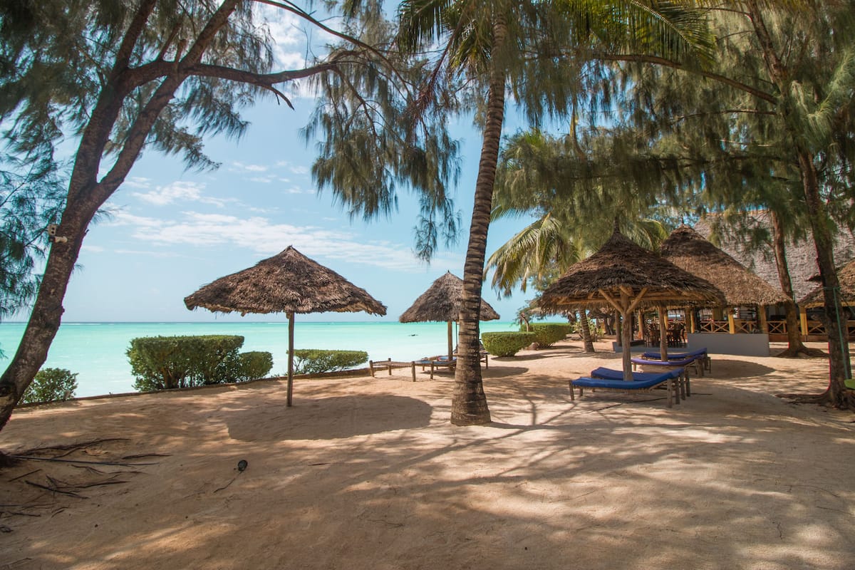 Na praia, areia branca, bar na praia