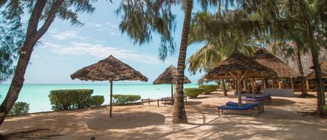 Am Strand, weißer Sandstrand, Strandbar