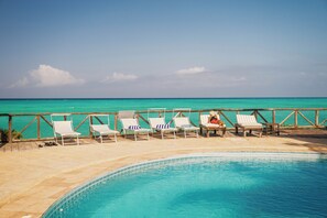 Utendørsbasseng, bassengparasoller og solsenger