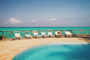 Außenpool, Sonnenschirme, Liegestühle