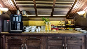 A breakfast bar with a coffee machine, tea station, and a variety of breakfast items. - Hotel Krzyski (Tarnow)