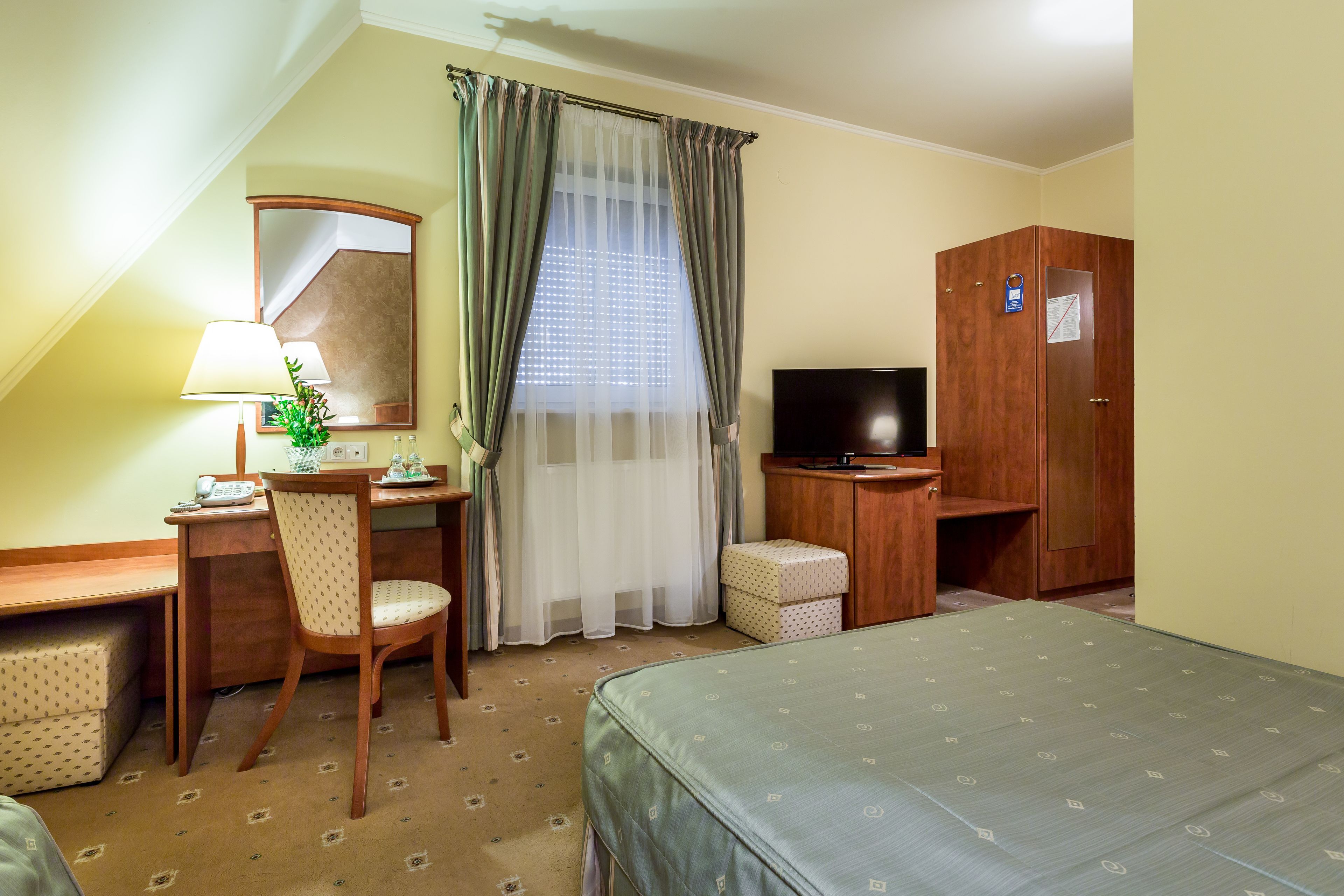 standard twin room | in-room safe, desk, free wifi, bed sheets