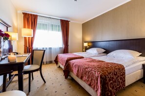 Comfort Double or Twin Room | In-room safe, desk, free WiFi, bed sheets - Hotel Krzyski (Tarnow)