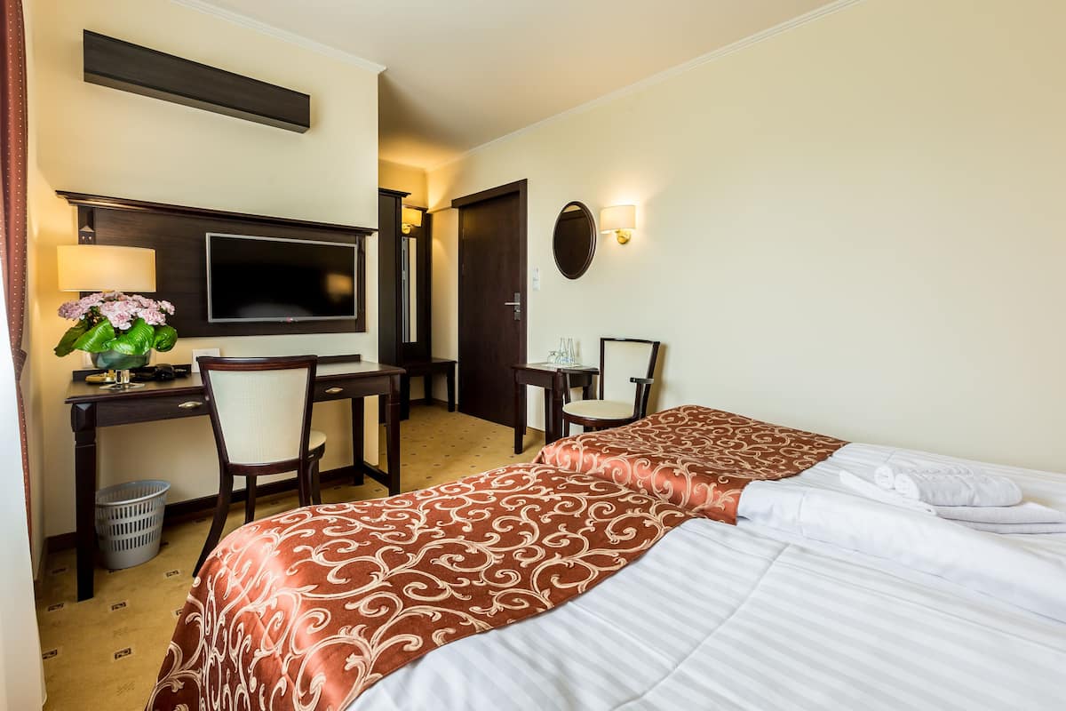 Comfort Double or Twin Room | In-room safe, desk, free WiFi, bed sheets