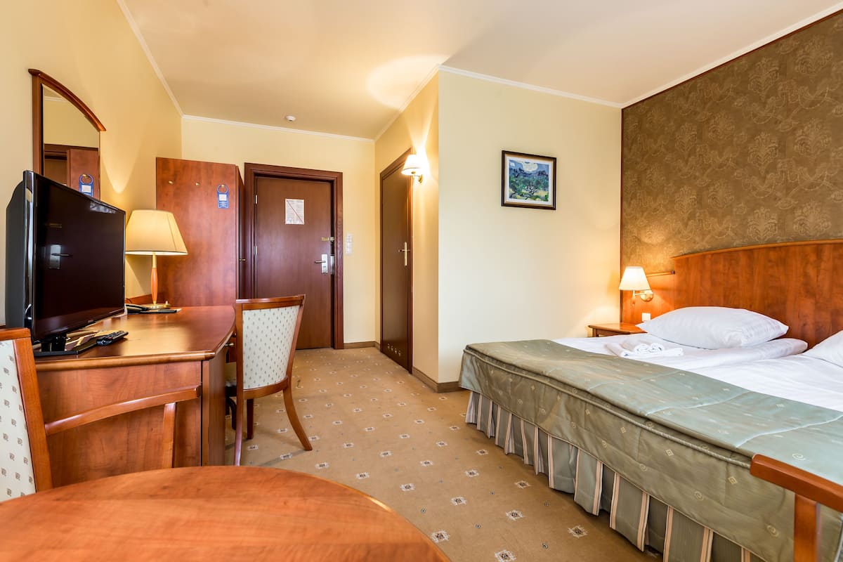 Standard Twin Room | In-room safe, desk, free WiFi, bed sheets