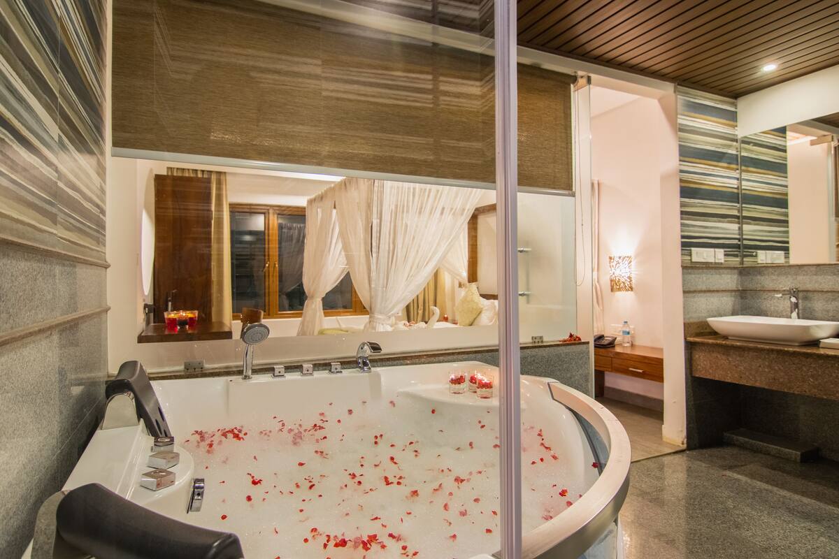 Jacuzzi Suite | Bathroom | Shower, rainfall showerhead, free toiletries, slippers