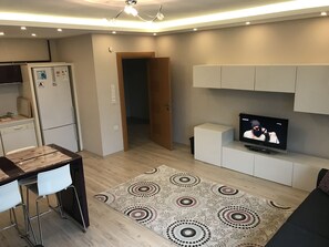 Täysikokoinen jääkaappi, mikroaaltouuni, uuni, liesi