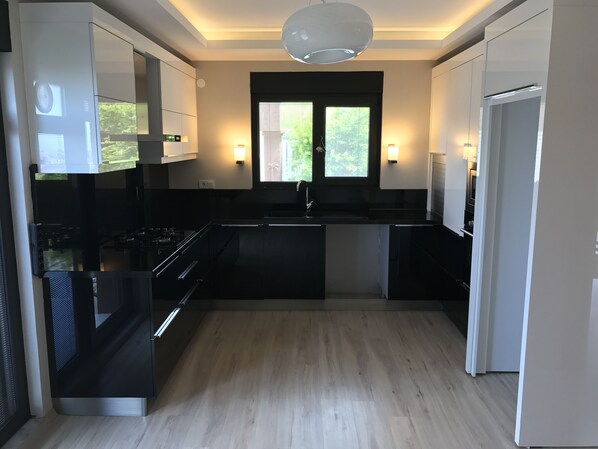 Full-size fridge, microwave (on request), oven, stovetop - Villaistanbul (Yalova)