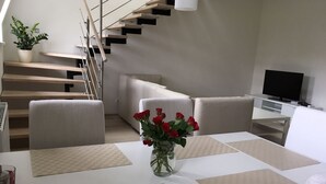 Nhà Duplex (Aircondition) | Khu vực ăn uống tại phòng