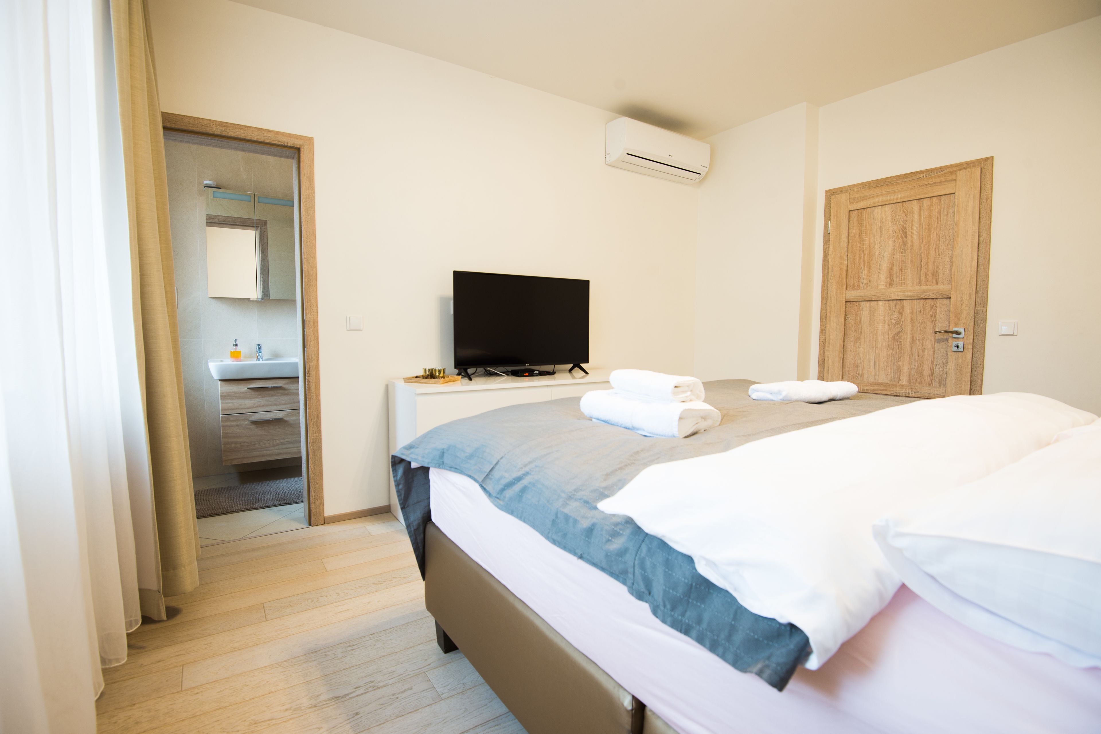 1 Schlafzimmer, hochwertige Bettwaren, Schreibtisch