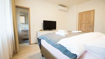 1 Schlafzimmer, hochwertige Bettwaren, Schreibtisch